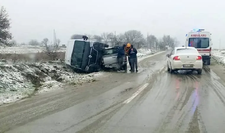 Edirne'de buzlanan yolda minibüse kamyonet çarptı