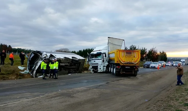 hafriyat kamyonu öğrenci servisini devirdi: 3 yaralı