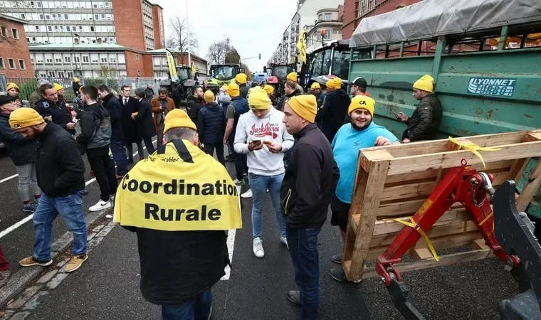 fransa çiftçileri serbest ticaret anlaşmasına karşı eylemde