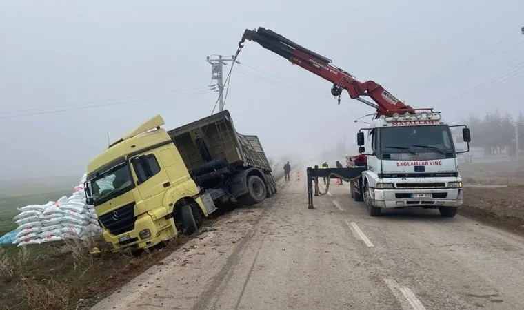 Afyonkarahisar'da TIR devrildi, sürücü yaralandı