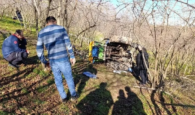 Sakarya'da traktör devrildi, sürücü hayatını kaybetti