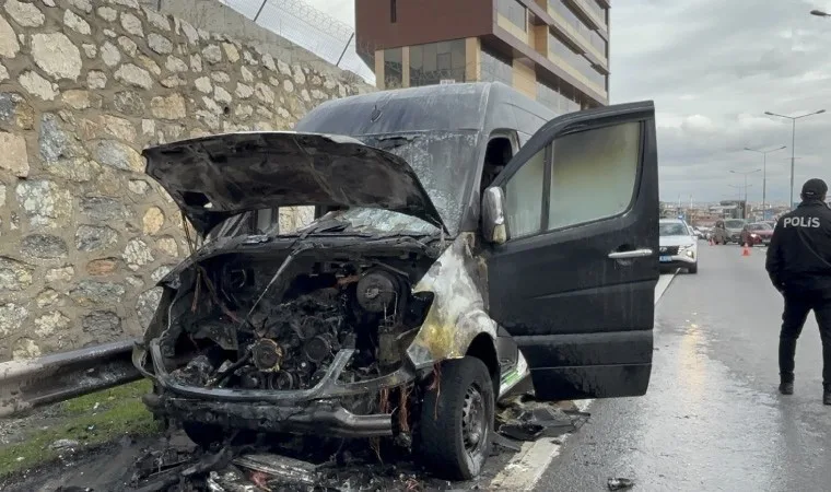 Pendik'te seyir halindeki minibüs yandı