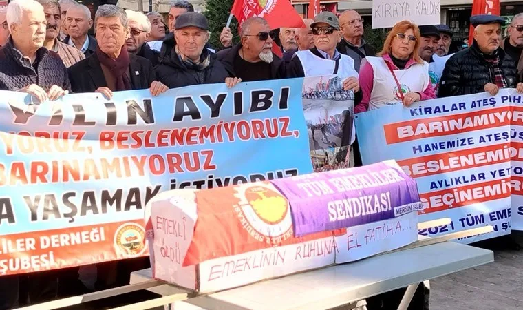 emekliler düşük maaşları protesto ediyor