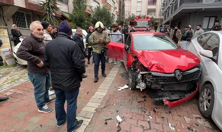 avcılar'da otomobil yayaya ve iki araca çarptı, sürücü kaçtı