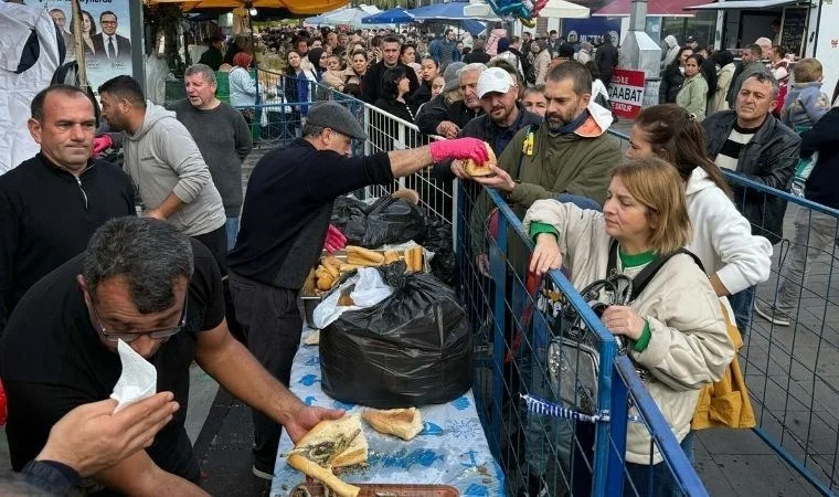 Bodrum'da 3 ton hamsi dağıtıldı, kuyruklar oluştu