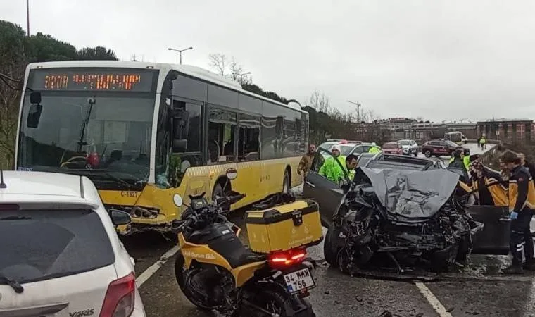 Sancaktepe'de İETT otobüsüyle otomobil çarpıştı: 1 ölü, 4 yaralı