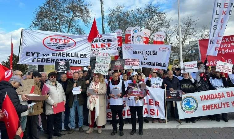 emekliler iktidara helvalı protesto düzenledi