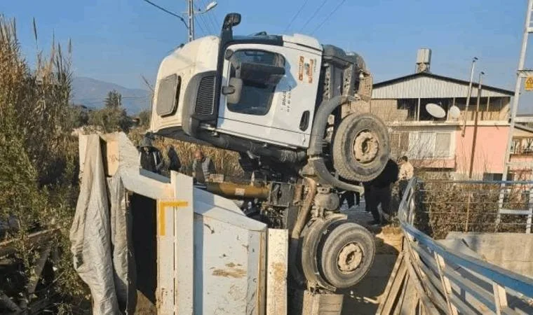 köprü çöktü, kamyon dereye düştü! şoför kurtuldu