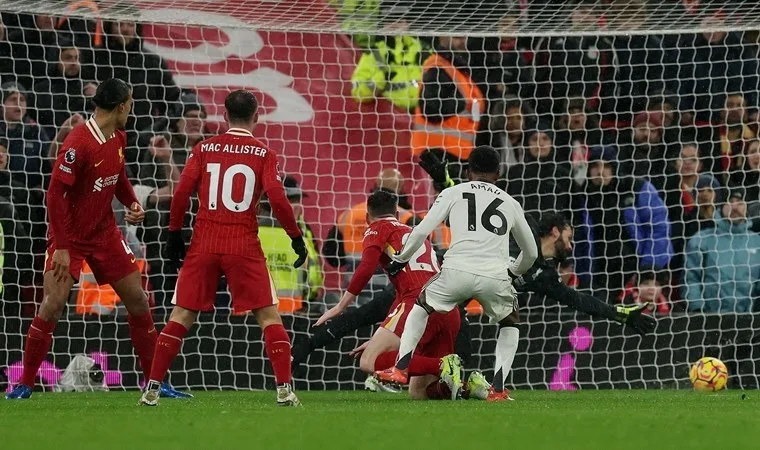 Manchester United Liverpool'u durdurdu, 2-2 berabere kaldı