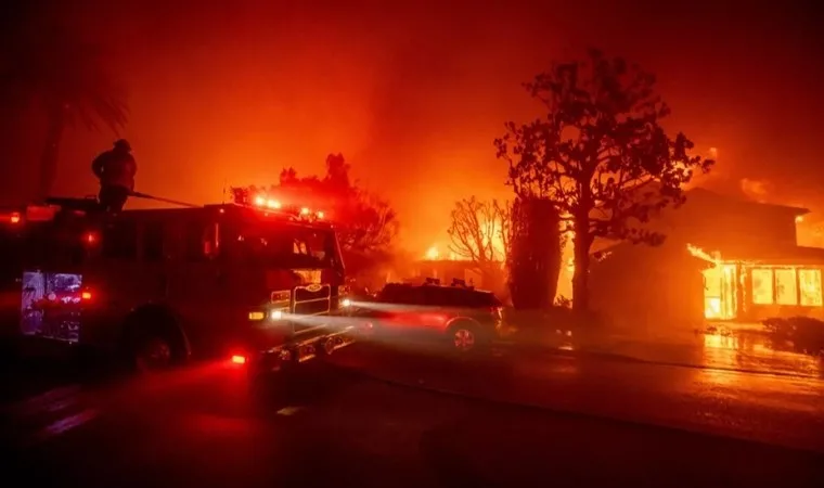 Los Angeles'ta yangın nedeniyle sokağa çıkma yasağı ilan edildi