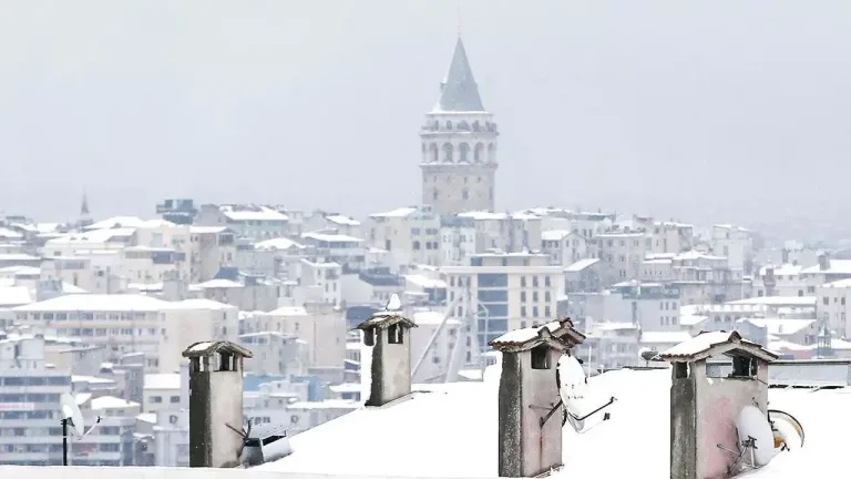 İstanbul'a çamurdan sonra kar yağıyor