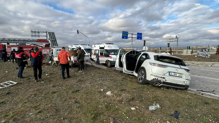 Kırklareli'nde otomobil ve kamyonet çarpıştı: 1 ölü, 6 yaralı