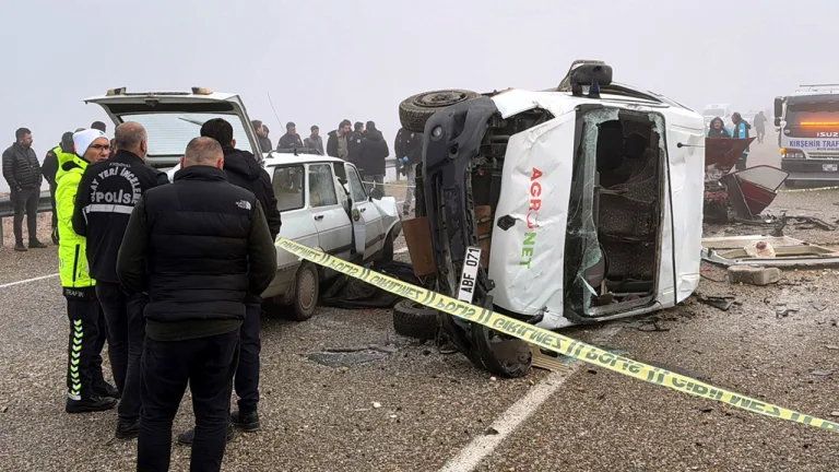 Kırşehir'de işçi servisiyle otomobiller çarpıştı, 2 ölü 15 yaralı