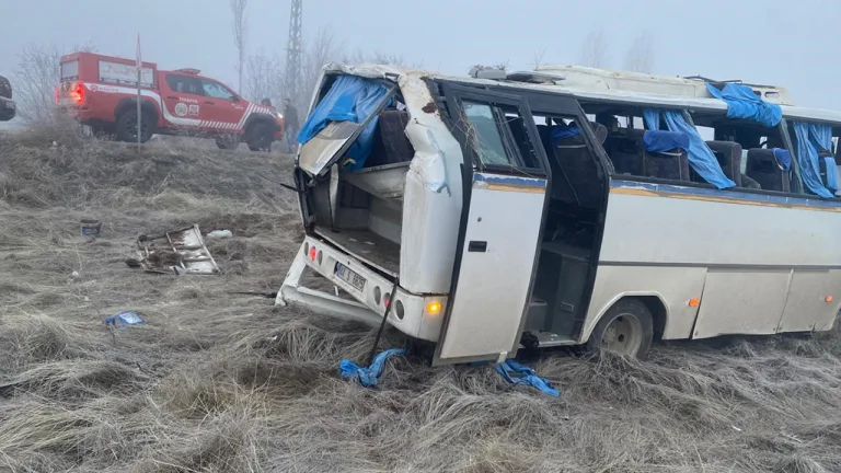 Malatya'da işçi servisi devrildi, 17 yaralı var