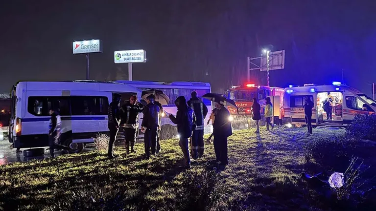 Manisa'da iki işçi servisi çarpıştı, 35 yaralı