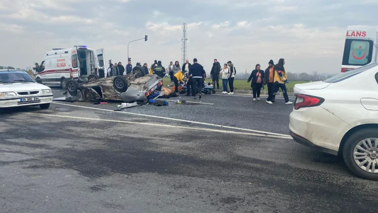 Manisa'da minibüse çarpan otomobil devrildi, 3 kişi yaralandı