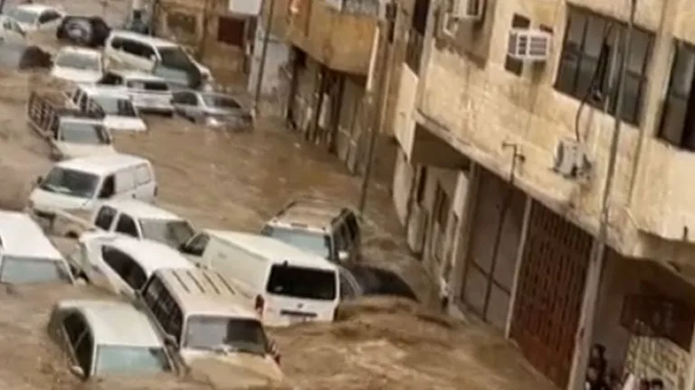 Mekke'de şiddetli yağış sel felaketine neden oldu