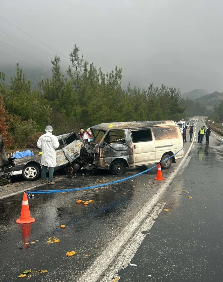 İzmir'de panelvan ile otomobil çarpıştı: 1 kişi hayatını kaybetti