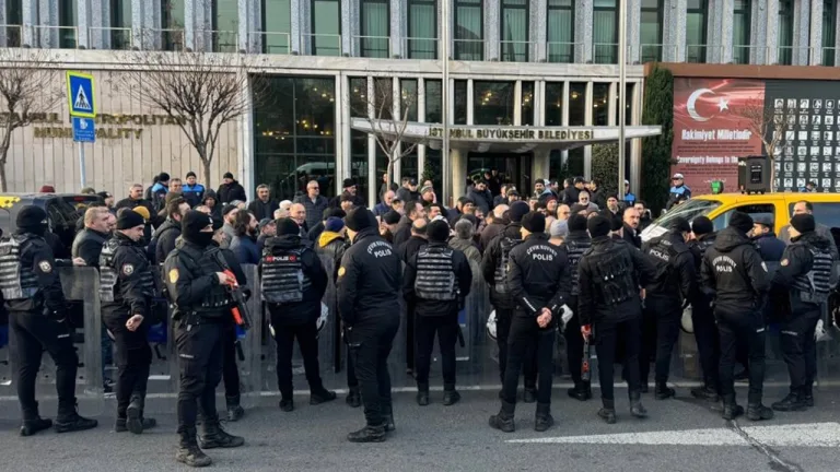 minibüs esnafı 8+1 taksi dönüşümünü protesto etti