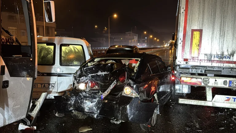 Samsun'da 8 araçlı zincirleme kaza meydana geldi