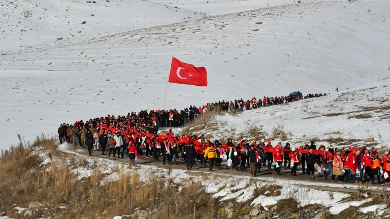 Sarıkamış'ta vatan sevgisiyle duygu dolu yürüyüş yapıldı