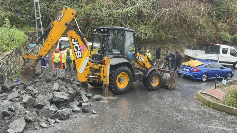 Sarıyer'de istinat duvarı otomobilin üzerine yıkıldı