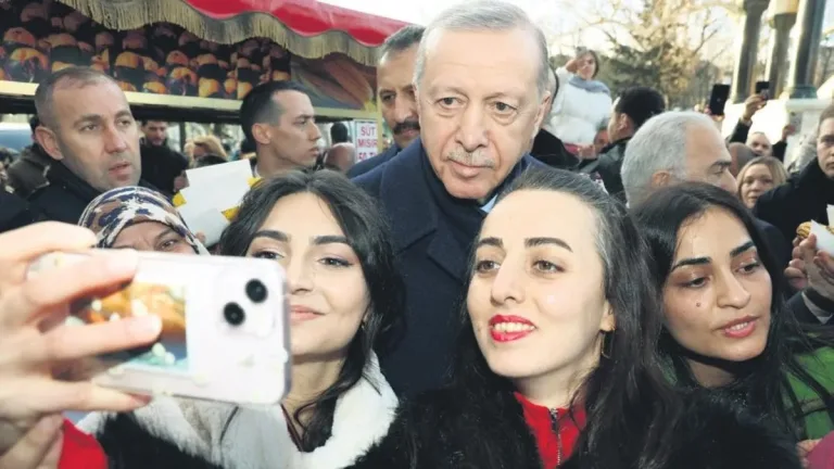 Erdoğan, Sultanahmet'te vatandaşlarla buluştu