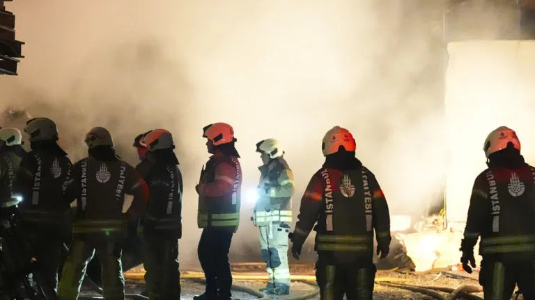 İstanbul Tuzla'da fabrikada yangın çıktı