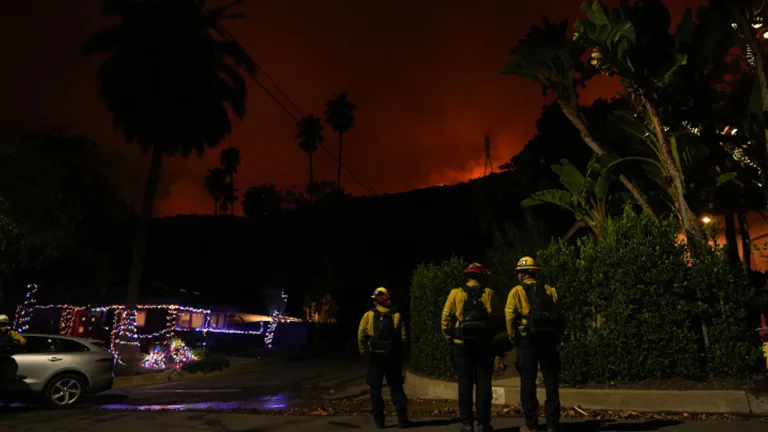 Los Angeles'taki yangınlar kontrol altına alınıyor ama rüzgar tehlikesi sürüyor