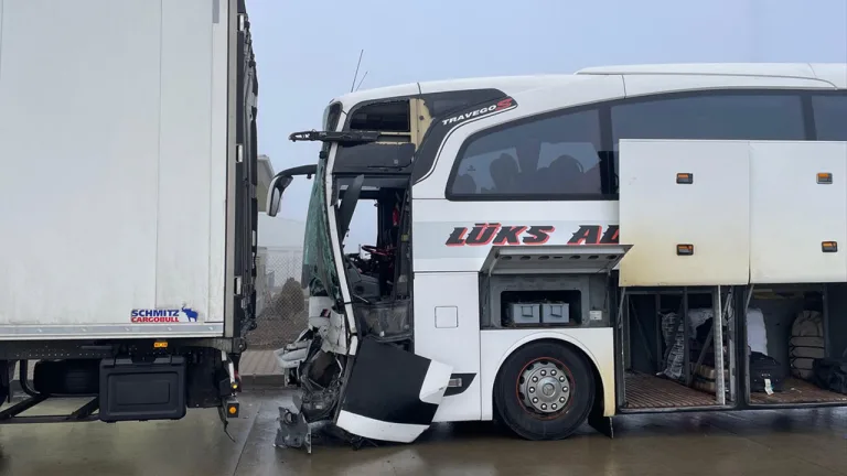 yolcu otobüsü tıra çarptı, 8 yaralı